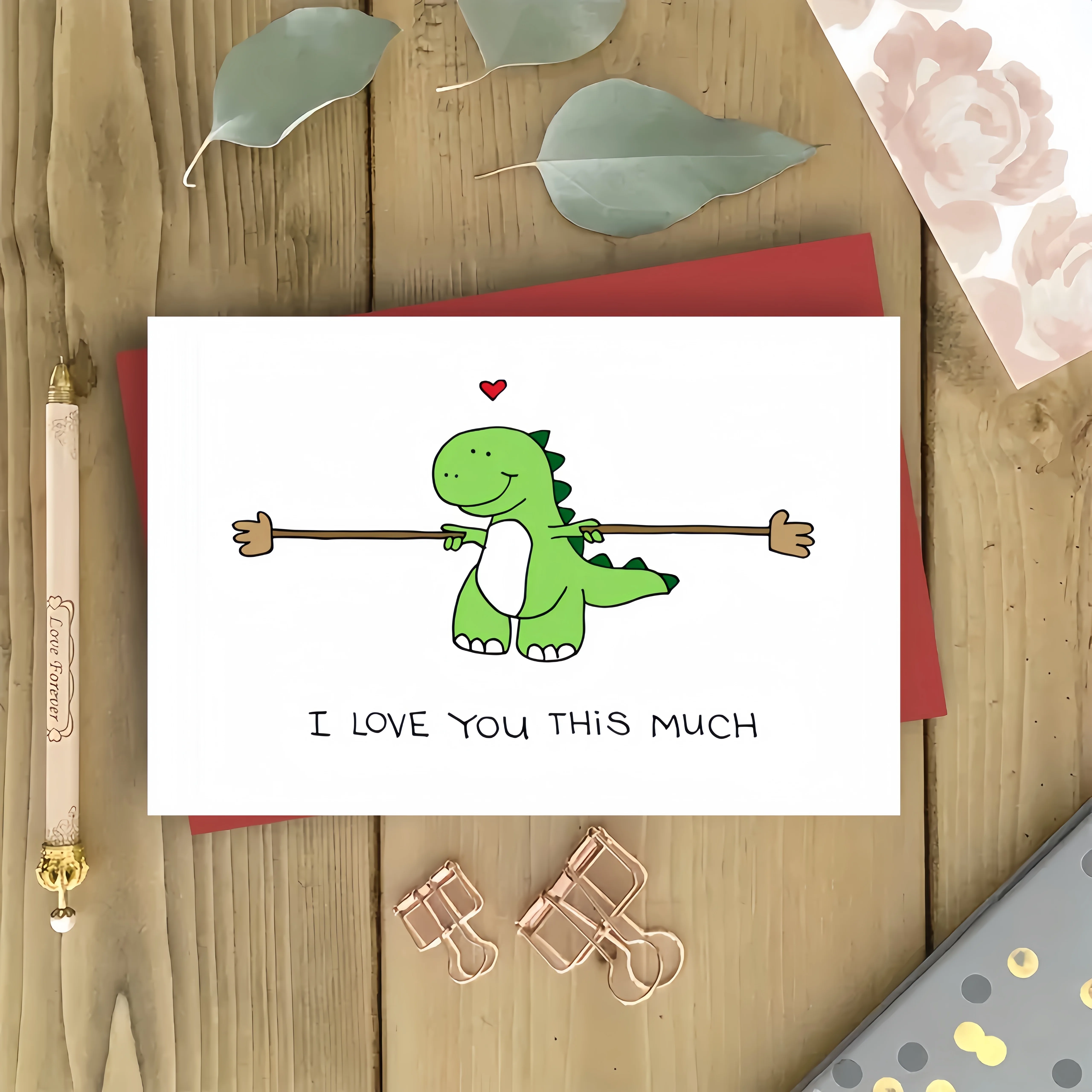 بطاقة تهنئة تحت عنوان الديناصور مع حرف حب مغلف "أنا أحبك كثيرًا"، مناسبة للمناسبات الخاصة مثل أعياد الميلاد