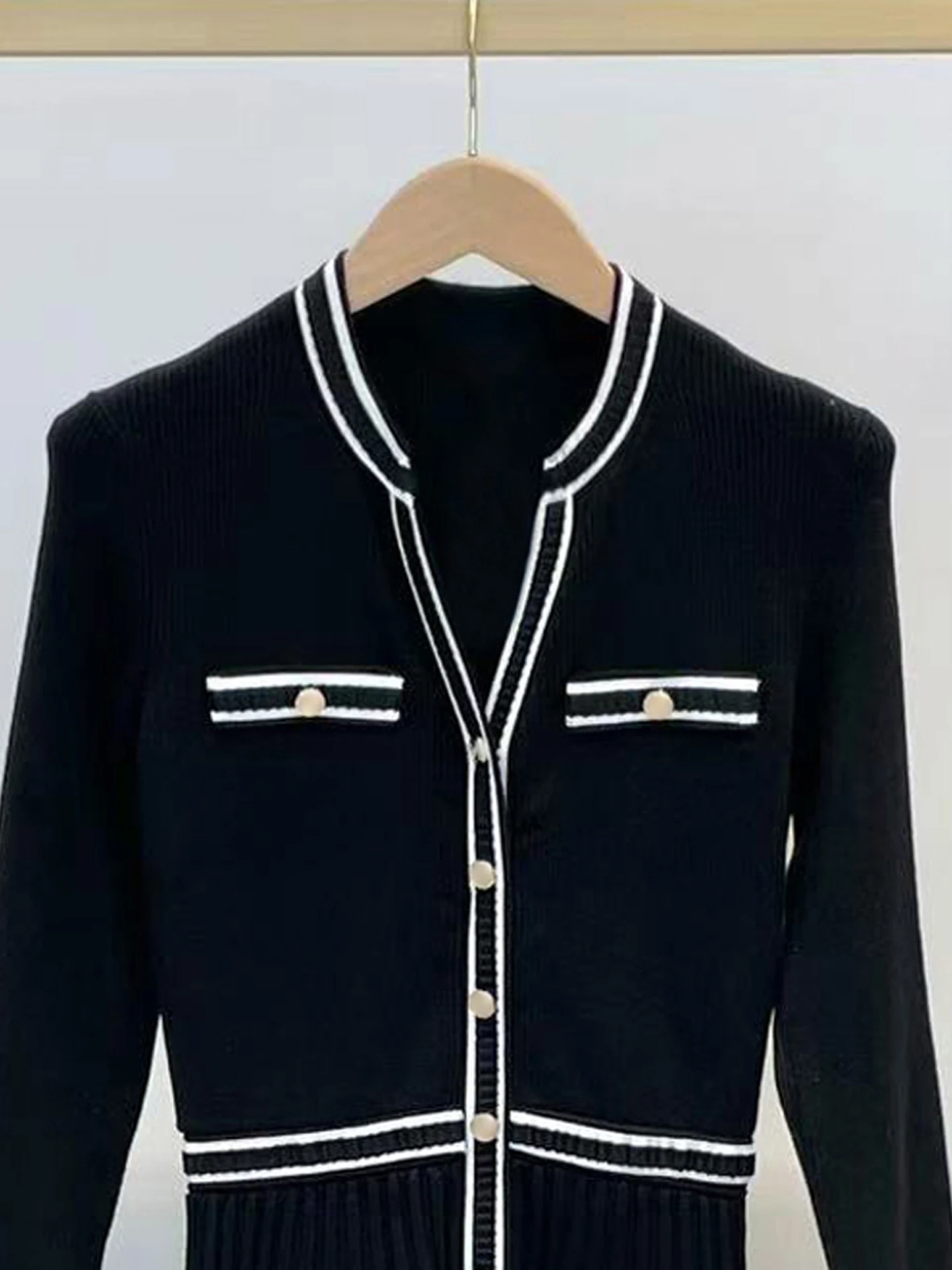 เสื้อไหมพรมลายทางยาวสำหรับผู้หญิง แบรนด์ M Home Nan You รุ่น Dr Hepburn สไตล์เรียบง่าย ทรงเอ กระดุมผ่าหน้า เอวสูง คอลเลคชั่นใหม่ล่าสุดสำหรับฤดูใบไม้ร่วง