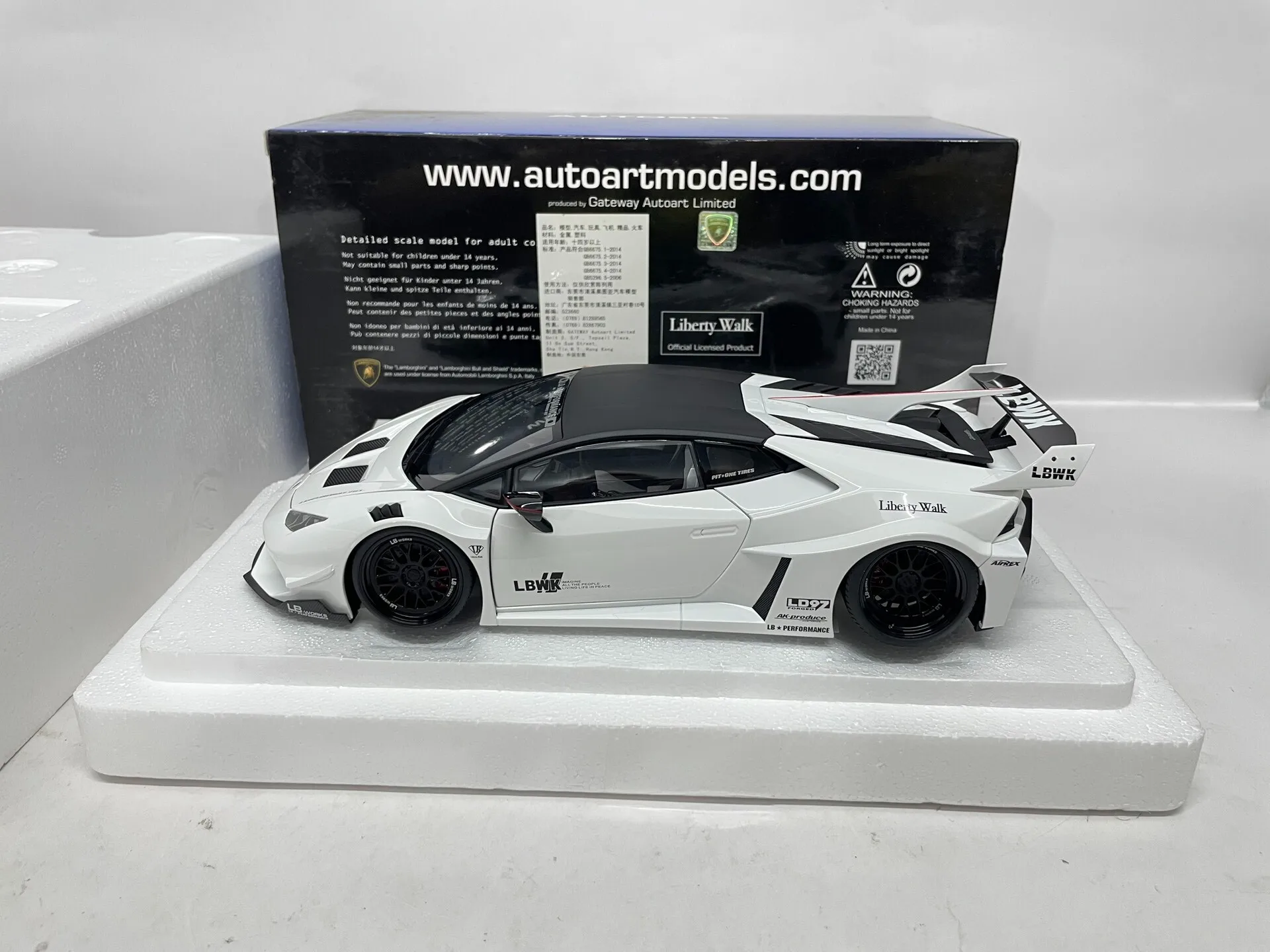 Autoart 1:18 Huracan LB Wit Simulatie Limited Edition Alle Open Legering Metaal Statisch Automodel Speelgoed Cadeau