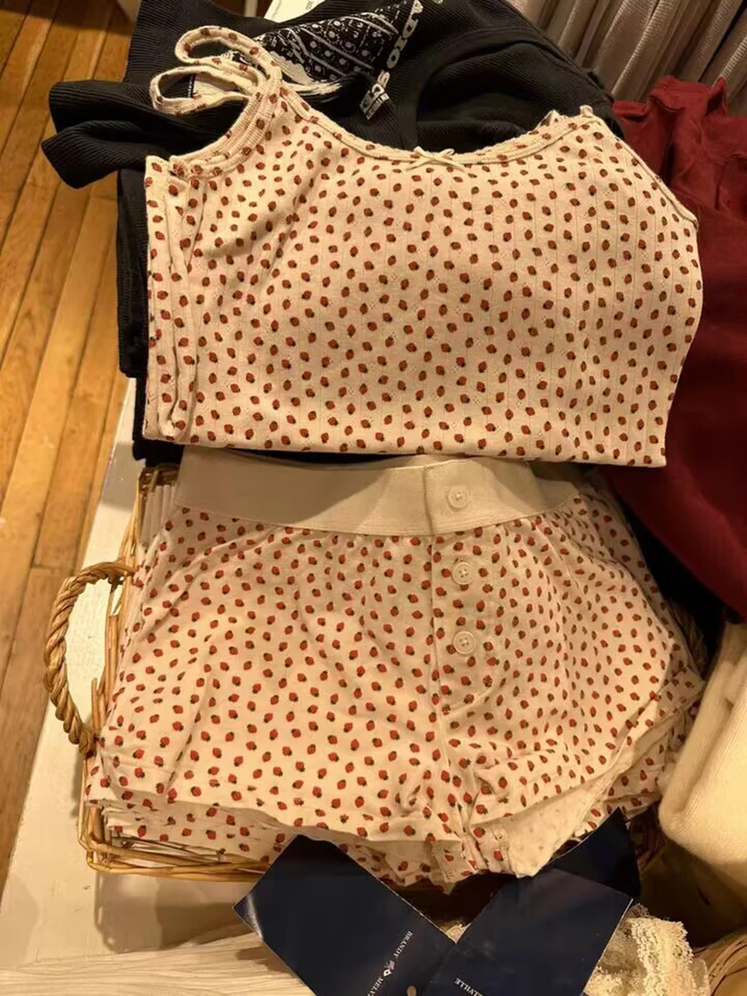 Conjunto de 2 piezas de pantalones cortos con chaleco de fresa para mujer, camiseta sin mangas ajustada con lazo y ojales y cintura elástica,