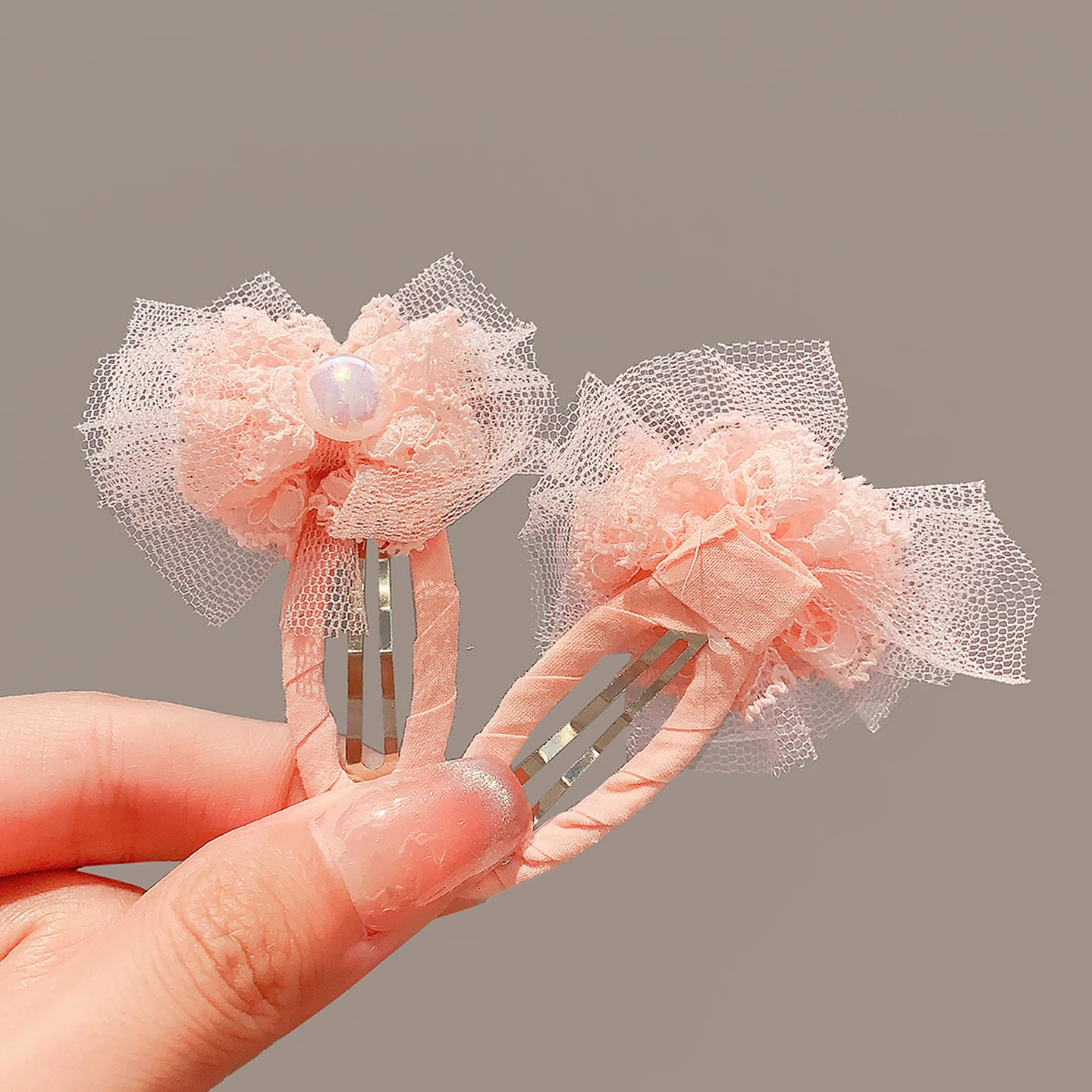 2 Stück/Set Modische Stoffumwickelte Wassertropfen-Haarspangen Spitzen-Tüll-Blumen-Perlen-Haarnadeln für Frauen Mädchen Kinder Haarklammern 2026 – Detail 4
