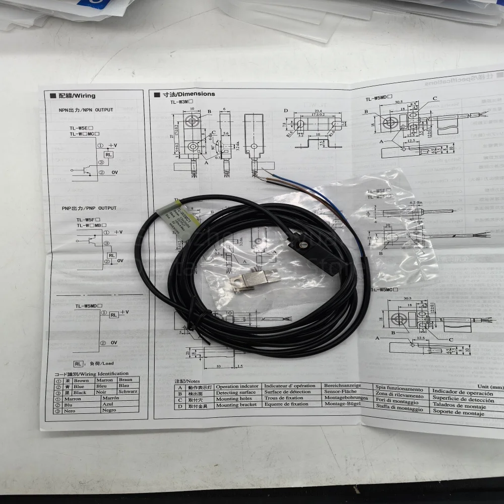 TL-W3MC1 2M 3mm three wire, NPN-NO10V 15mA 30V wire installation, 27mm * 10mm * 6mm distance sensor
