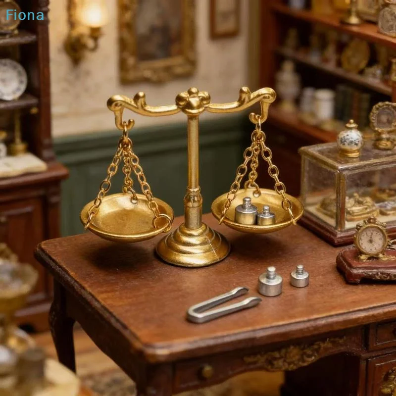 ☪ Balance miniature en laiton, échelle 1:12 pour maison de poupée, avec poids pour la décoration