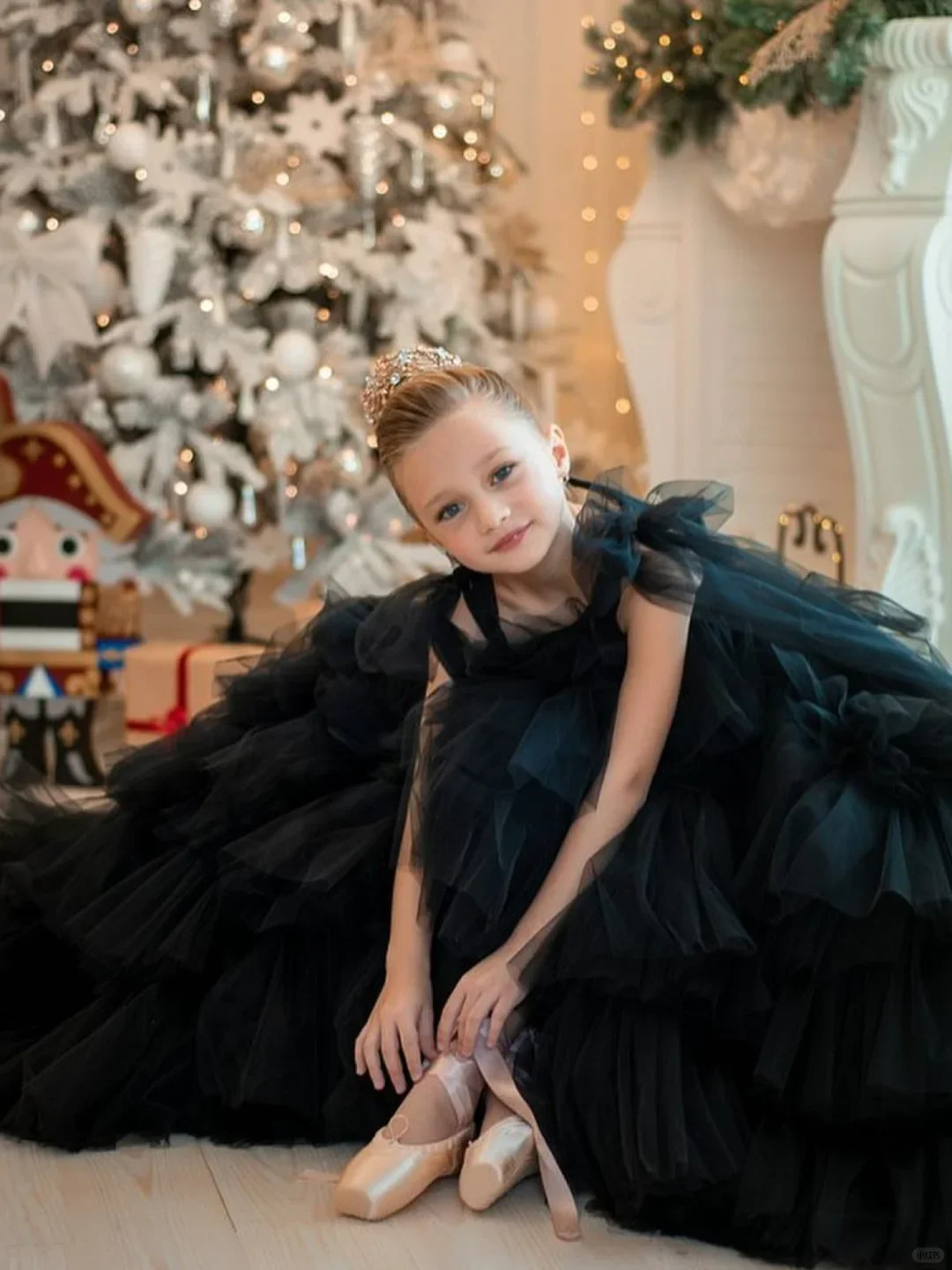 Schwarzes Schwan-Ballettmädchen, mehrlagiger Tüll, flauschiges, ärmelloses Blumenmädchenkleid für die Hochzeit, individuelle formelle Ballkleidung für Klavierauftritte