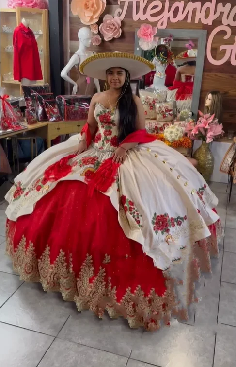 

Мексиканское платье Quinceanera 2025 белое красное пончо милое платье с цветочной вышивкой vestidos de 15 лет charros