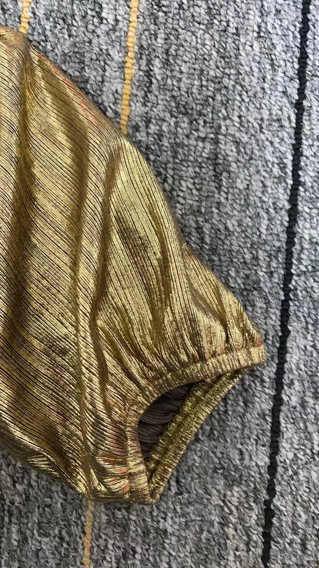 Abiti lunghi eleganti per feste di ballo di nozze Abiti da donna con scollo a V pieghettati 2025 Abito da festa in oro con maniche lunghe primavera autunno