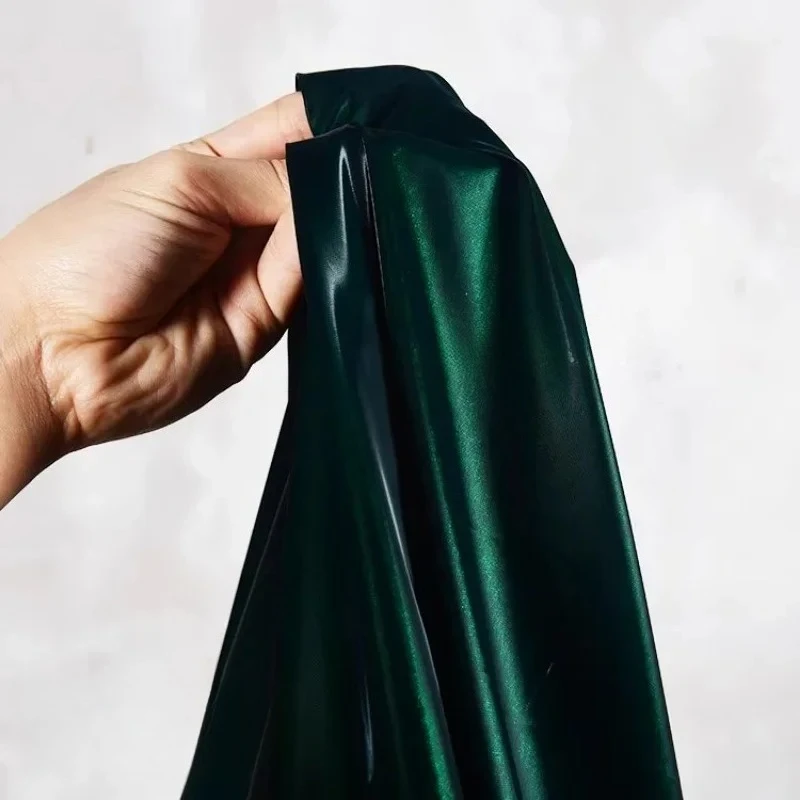 قماش جلدي مقلد لامع باللون الأخضر الداكن للسترة مقاوم للماء وغير قابل للغسل وأقمشة السترة لكل متر قماش الخياطة بنفسك #2