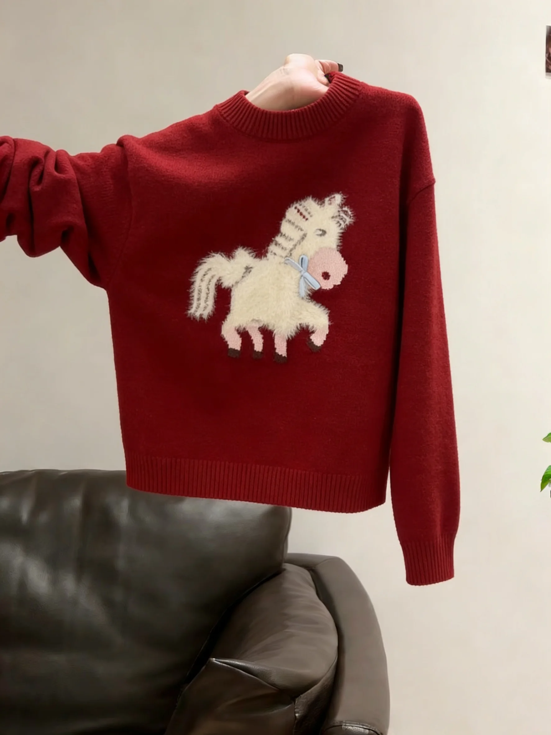 

Красный вязаный свитер с мультяшным принтом, свободного кроя, с длинными рукавами, повседневный, средней плотности, мягкий трикотаж с мультяшным рисунком