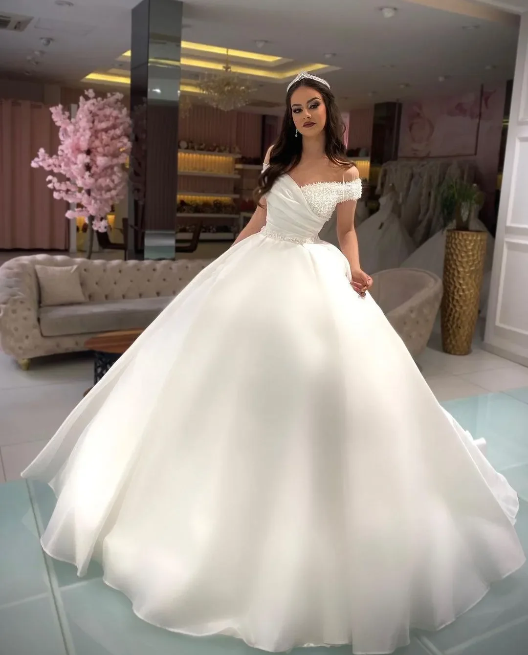 

Customized Luxury And Elegant White Pearl Wedding Dress Sleeveless V-Neck Off Shoulder Ruffled Princess Bridal Dress Plus Size