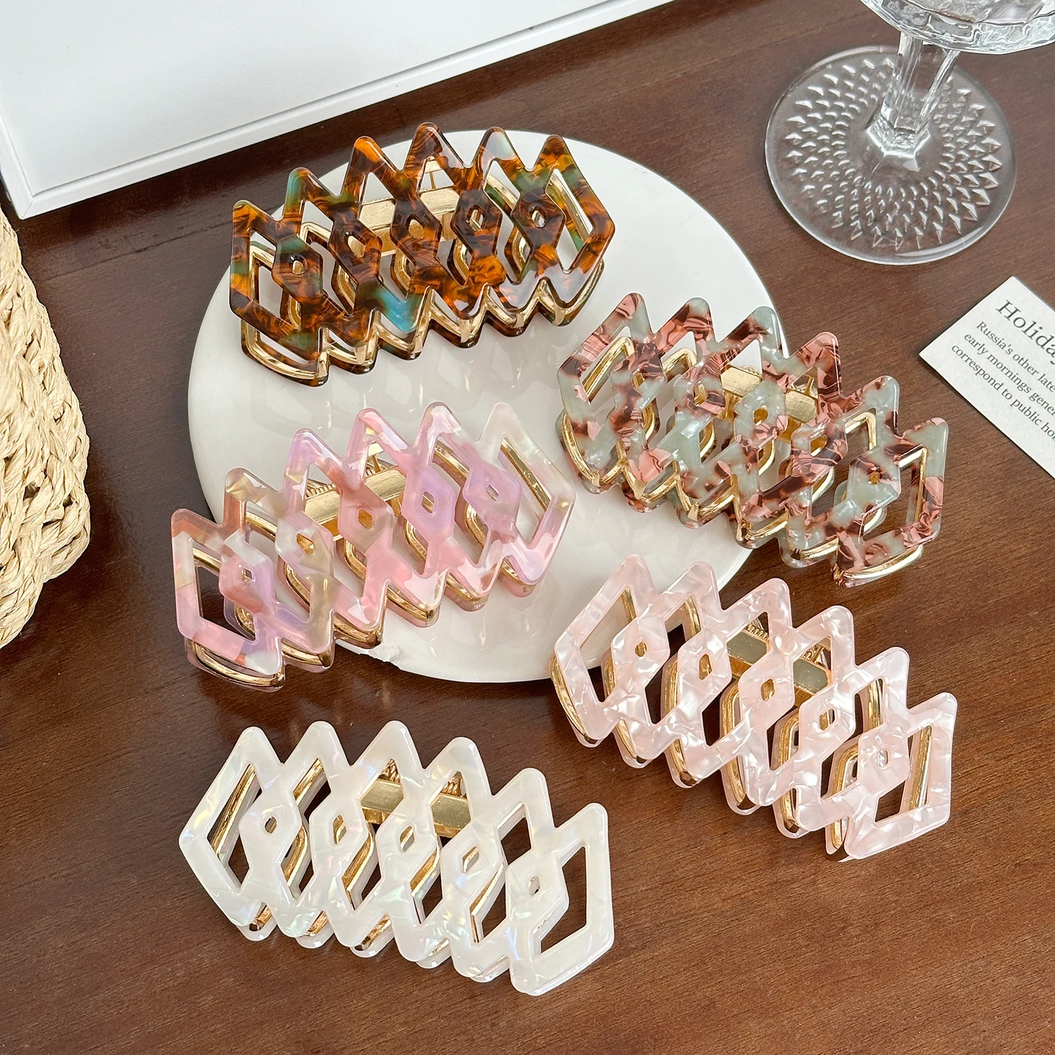 

Dowell High-end Hollowed-out Diamond-shaped Hair Clips, Acetate Alloy Gripper, Versatile Hair Accessory