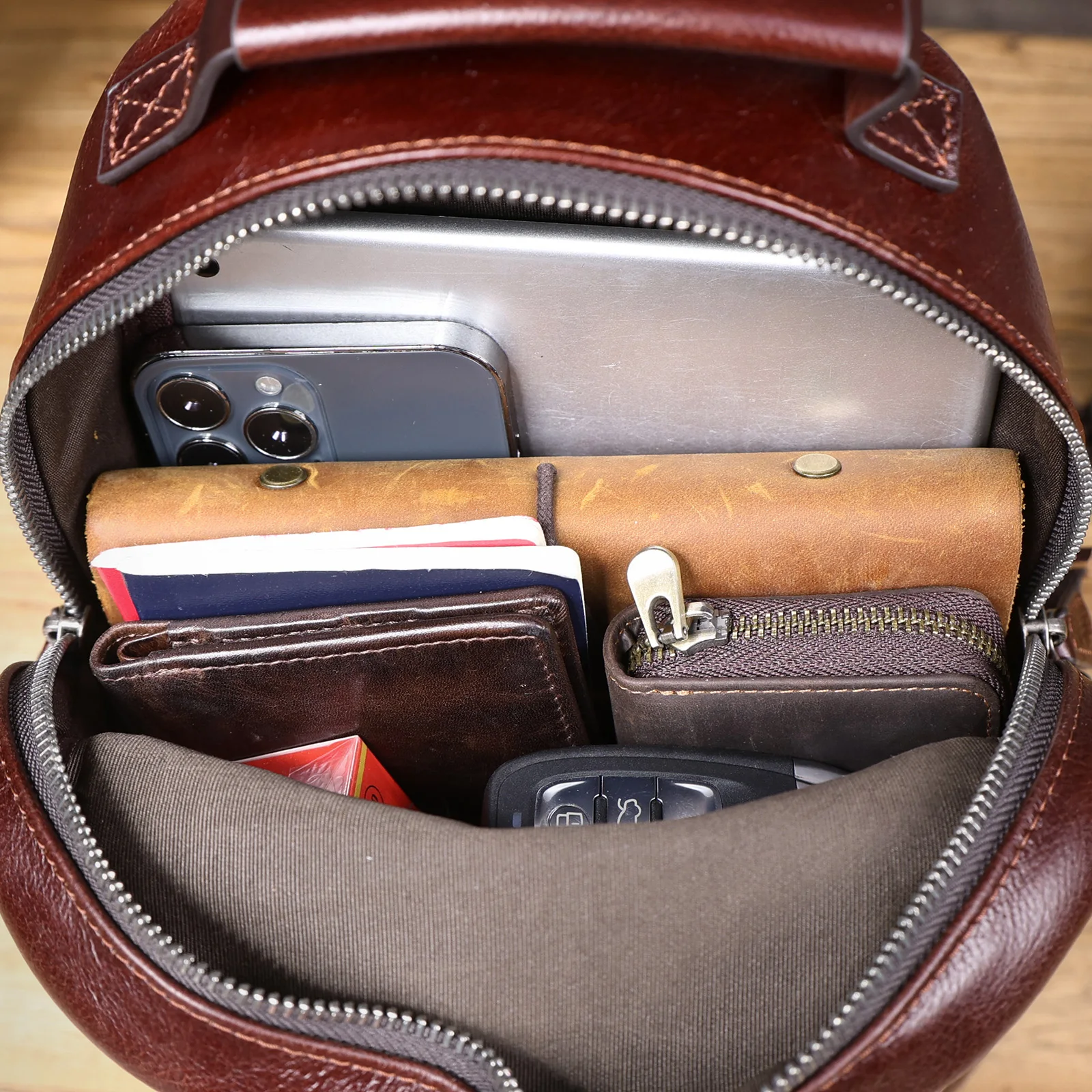 S.WORKER Herren-Umhängetasche aus hochwertigem, pflanzlich gegerbtem Leder, lässige Mode-Brusttasche – Detail 31