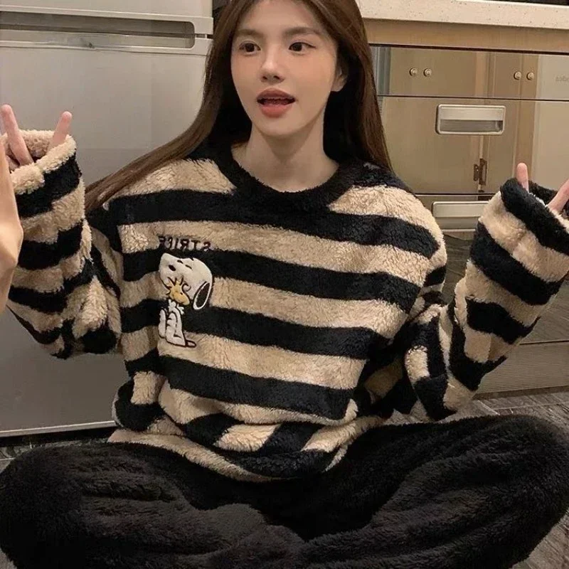 Snoopy-Pijama de terciopelo coral grueso para hombres y mujeres, conjunto de ropa para el hogar, cuello redondo, patrón de dibujos animados creativos, se puede usar fuera