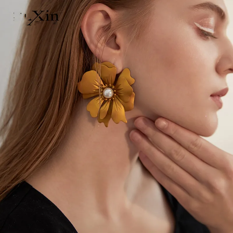 Simple alloy flower pendant exaggerated European and American wind personality small crowd design each flower petal ear ornament