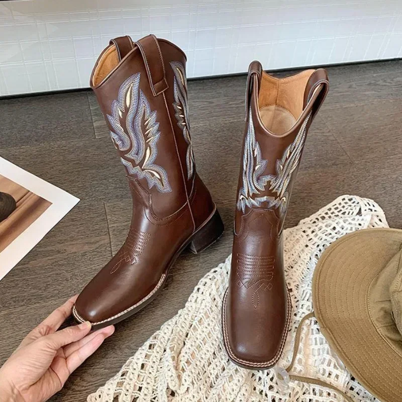 Stivali da moto da cowboy occidentali retrò a metà polpaccio da donna Stivali marroni con design alla moda con punta quadrata ricamata autunnale