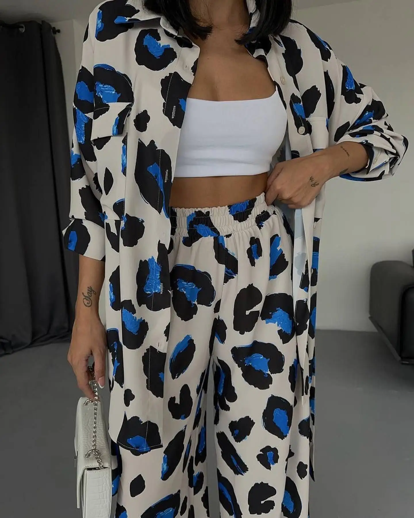 Set da 2 pezzi con stampa leopardata autunnale per camicia da donna colletto rovesciato bottoni pantaloni a gamba larga abiti set di tute larghe tasche