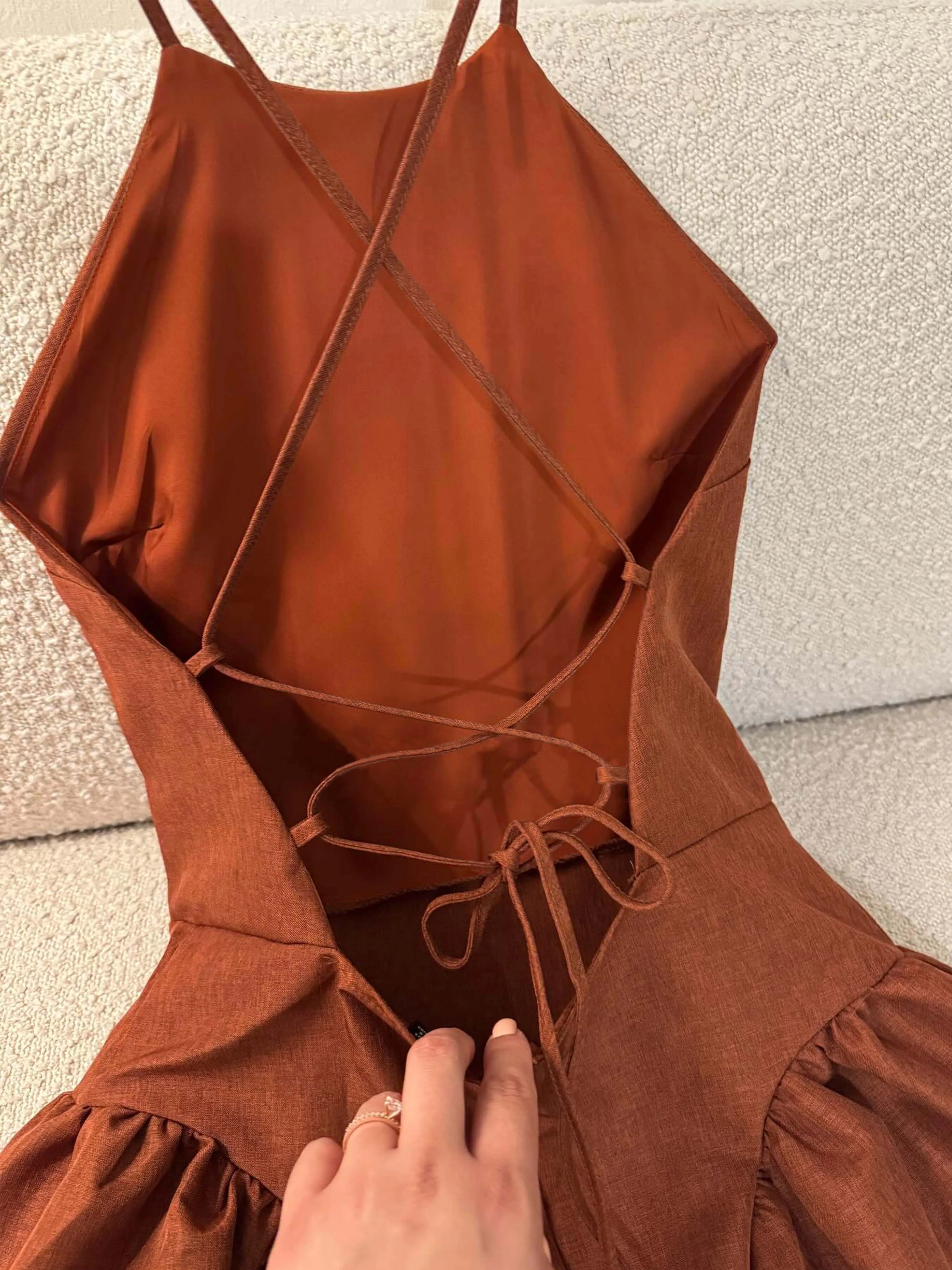 Französisches Vintage-Karamell-Halterneck-Maxikleid mit Rückenausschnitt und Taillierung für Damen, fließender Stoff für den Strandurlaub – Detail 4