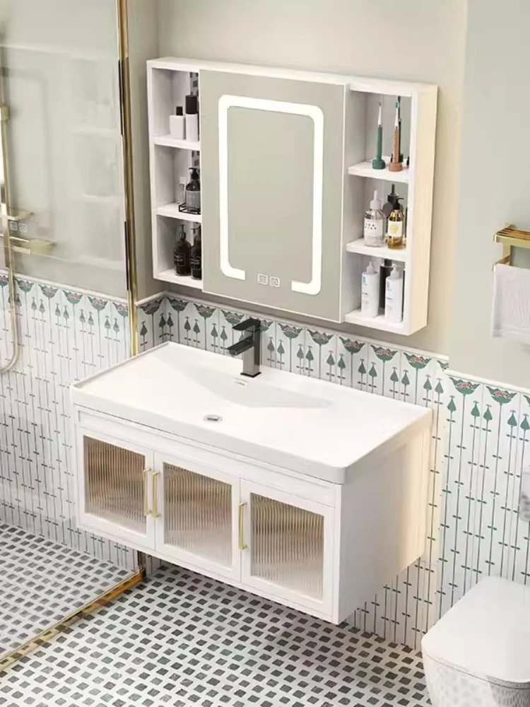 

Комплект мебели для ванной из космического алюминия: тумба шириной 44 см и интегрированный настенный унитаз-умывальник с керамической чашей 50 см.