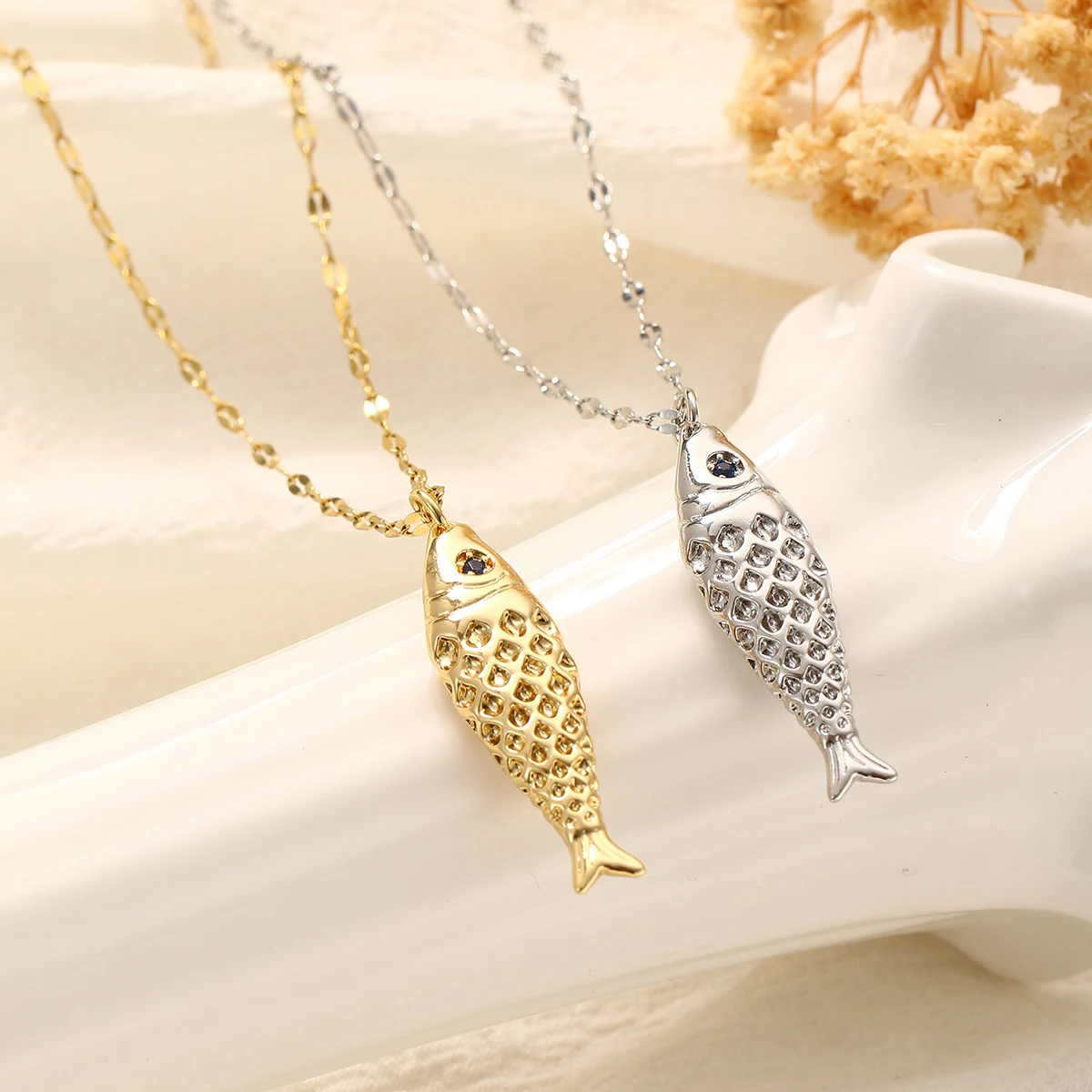 Women's Gold Color Fish Pendant Necklace Fashionable Elegant Marine Creature Jewelry Gift for Temperament