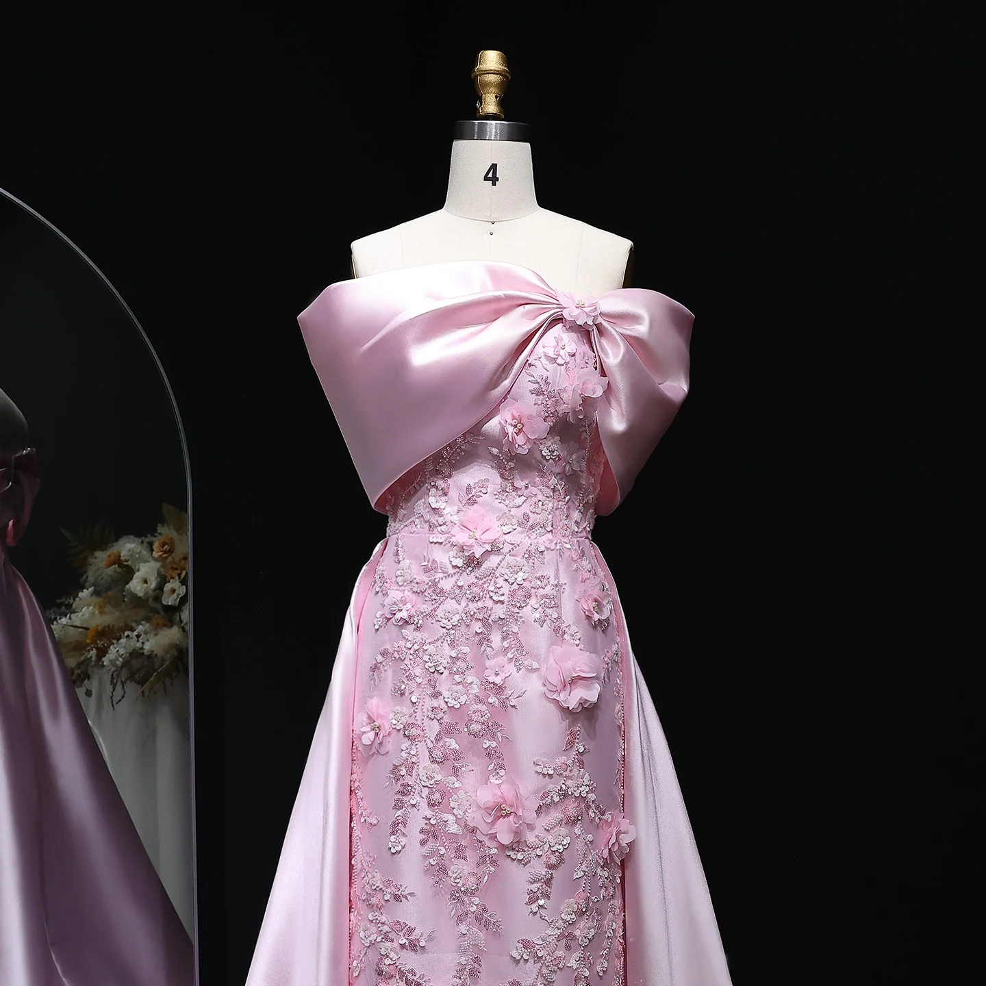 Sharon Said Elegantes Abendkleid in Übergröße mit rosa Schleife, schulterfrei, luxuriöse 3D-Blumen, Damen-Partykleid, Ballkleid XD056, maßgeschneidert – Detail 7