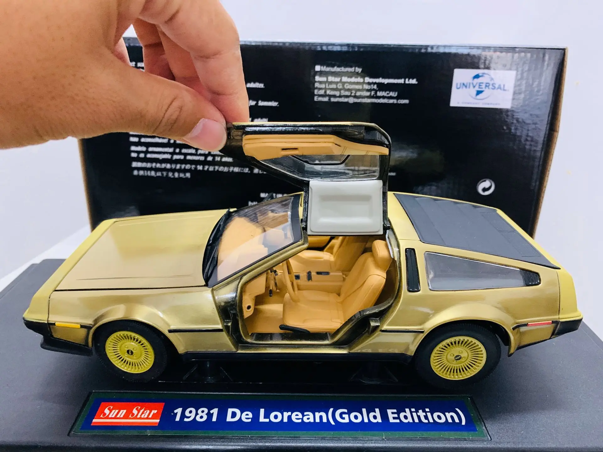 1981 De Lorean Gold Edition Back To The Future 1/18 Scale DieCast Model Car