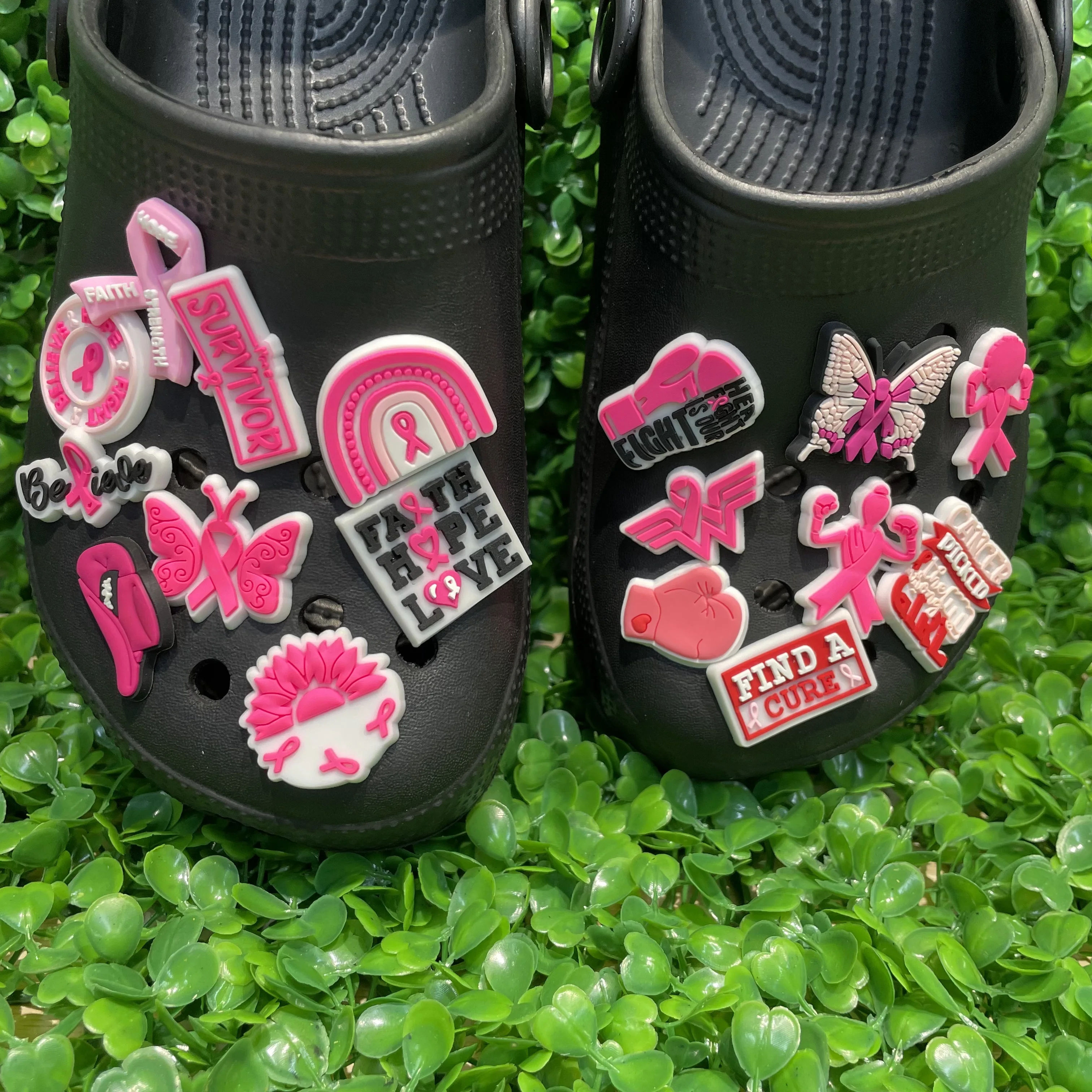 17 Stück rosa Serie Brustkrebs-Bewusstsein Glaube Hoffnung Kampf Stärke PVC Schuh Charms Sandalen Gartenschuhe Dekorationen Frauen Geschenk – Detail 1