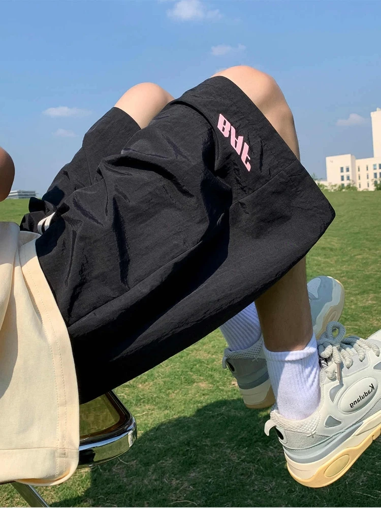 

Qui Dry Sports orts Мужские летние тонкие американские свободные повседневные пляжные брюки High Street Модные брендовые дышащие брюки пять четвертей