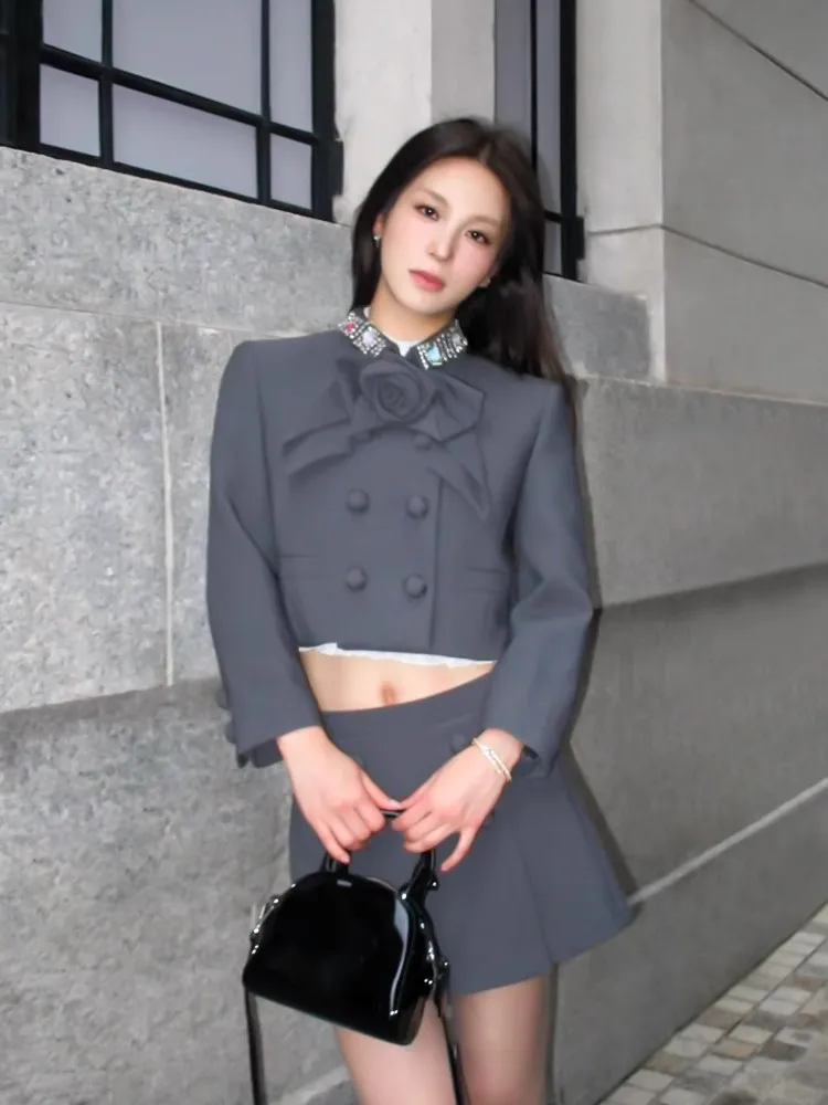 

Осенний серый костюм 2025 года, 3D розовый костюм с воротником из бисера, женский двубортный пиджак, пальто + короткая юбка с высокой талией, комплект из двух предметов