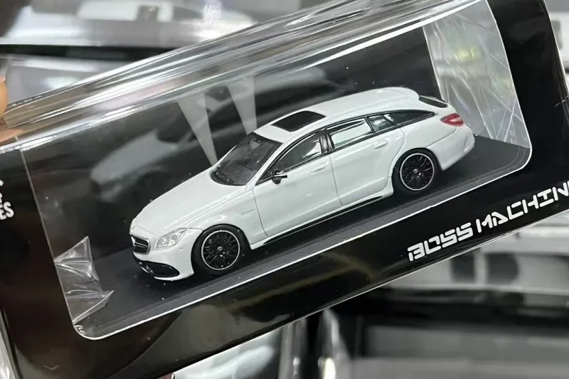 

Литая под давлением модель автомобиля BM 1:64 CLS 63 Shooting Break Mk2 X216
