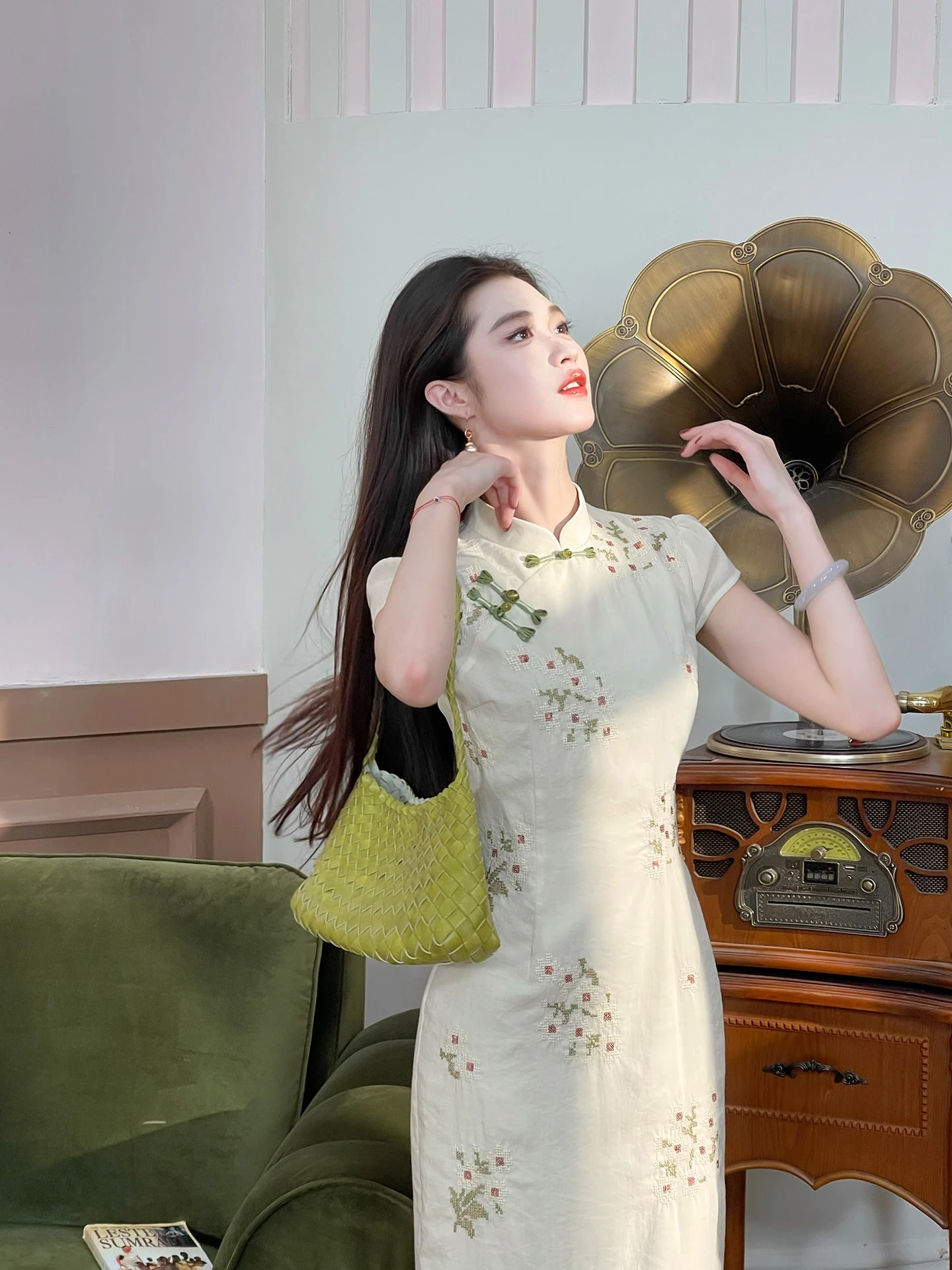 

Обновленное женское длинное платье с кружевными вставками и вышивкой в новом китайском ретро-стиле для ранней осени