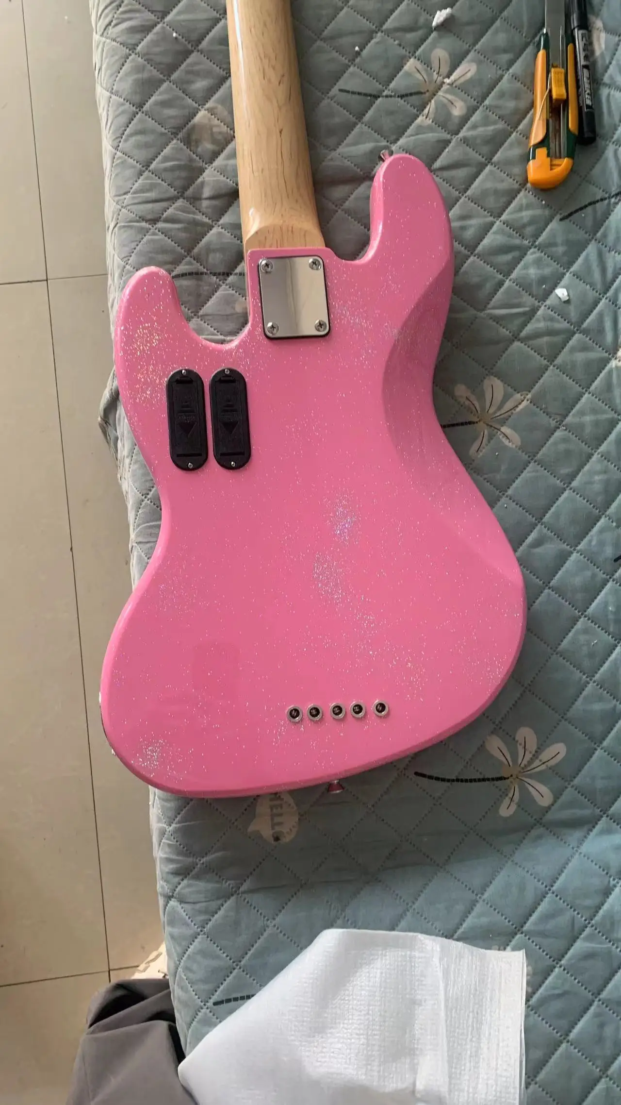 High quality classic 5-string bass electric guitar, custom pink large grain silver pink, active pickup, free shipping