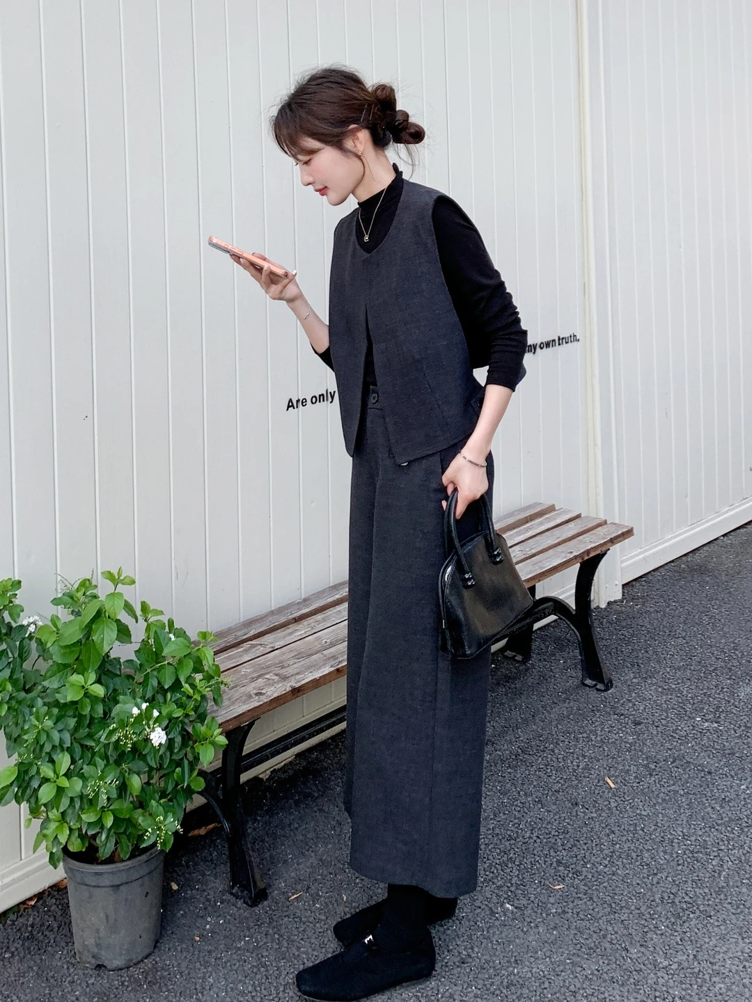 

Элегантный простой комплект из трех предметов: топ с круглым вырезом, брюки-кюлоты и жилет. Женский модный комплект из трех предметов. Новинка весна-осень. Высокая талия.