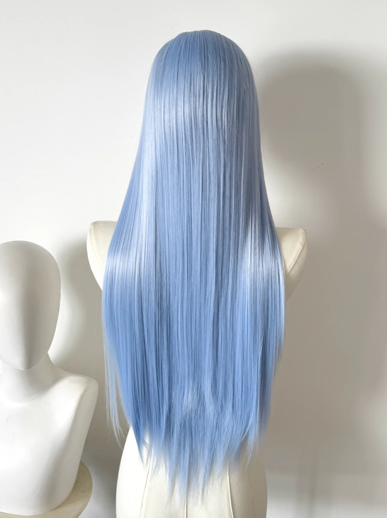 Babyblaue Perücke, 66 cm lang, gerade, hellblaue Perücken, 13 x 4 HD-Lace-Front-Perücke, Mittelteil, Cosplay, synthetische Spitzenperücken für den täglichen Gebrauch