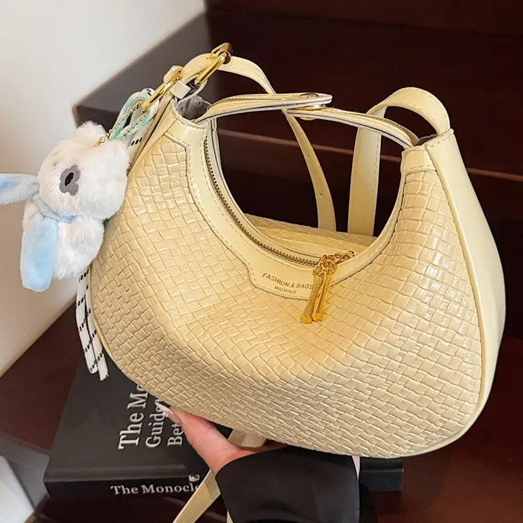 Borsa di design di piccola nicchia per donna 2025 Nuova borsa a tracolla versatile estiva Versione coreana Borsa per gnocchi casual a mano