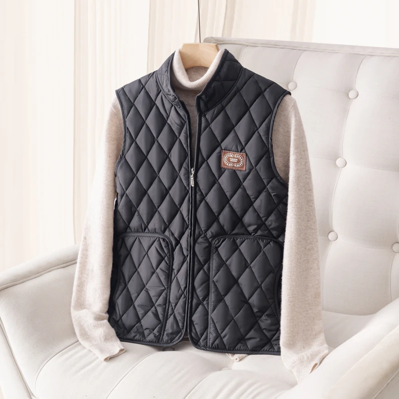 سترة قطنية خفيفة الوزن لعام 2025 للنساء في منتصف العمر وكبار السن بياقة واقفة بدون أكمام ملابس خارجية غير رسمية مضادة للبرد والدفء