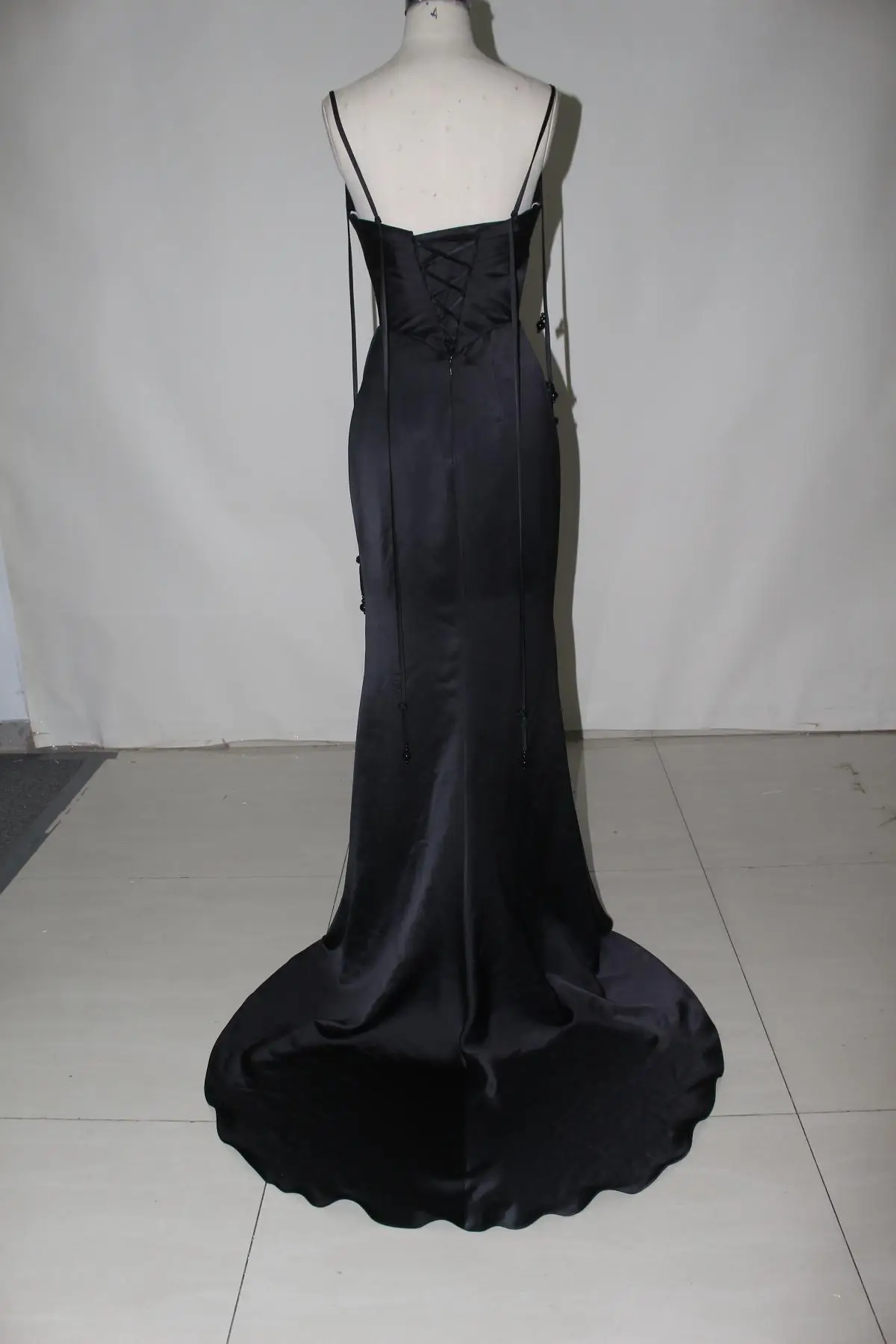 Echtes Bild neue Scheide Abendkleider Vestidos Perlen Quaste winzige Träger plissiert Mieder Satin Abendkleider schwarz langes Party kleid