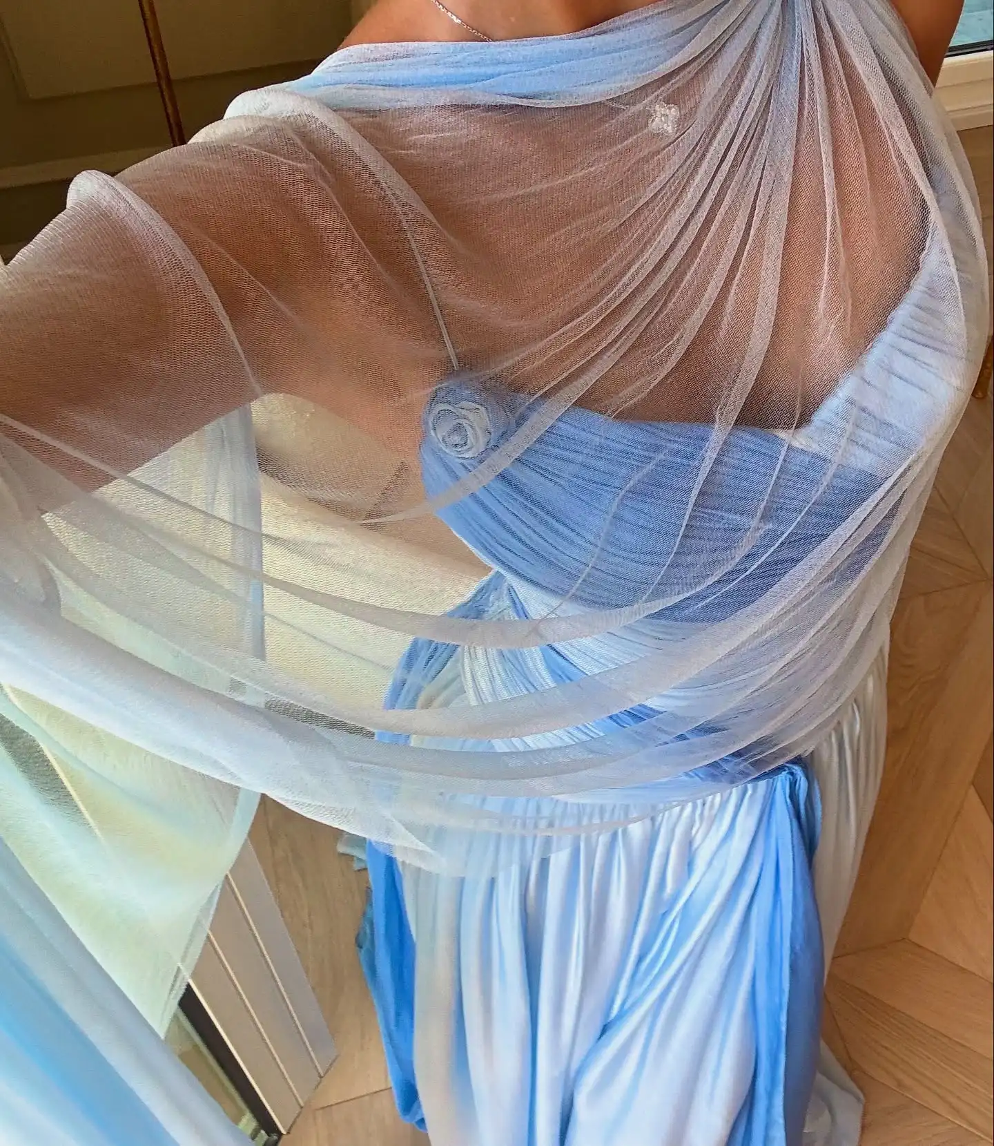 Robe de soirée élégante en tulle à une épaule avec superposition drapée transparente, longue robe de soirée en maille tendance pour événements formels, robe de bal à la mode