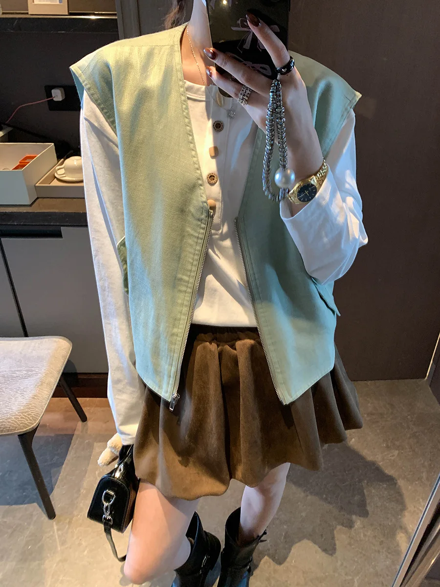 

Новая весенняя куртка-жилет в минималистском стиле с V-образным вырезом и эластичным подолом.