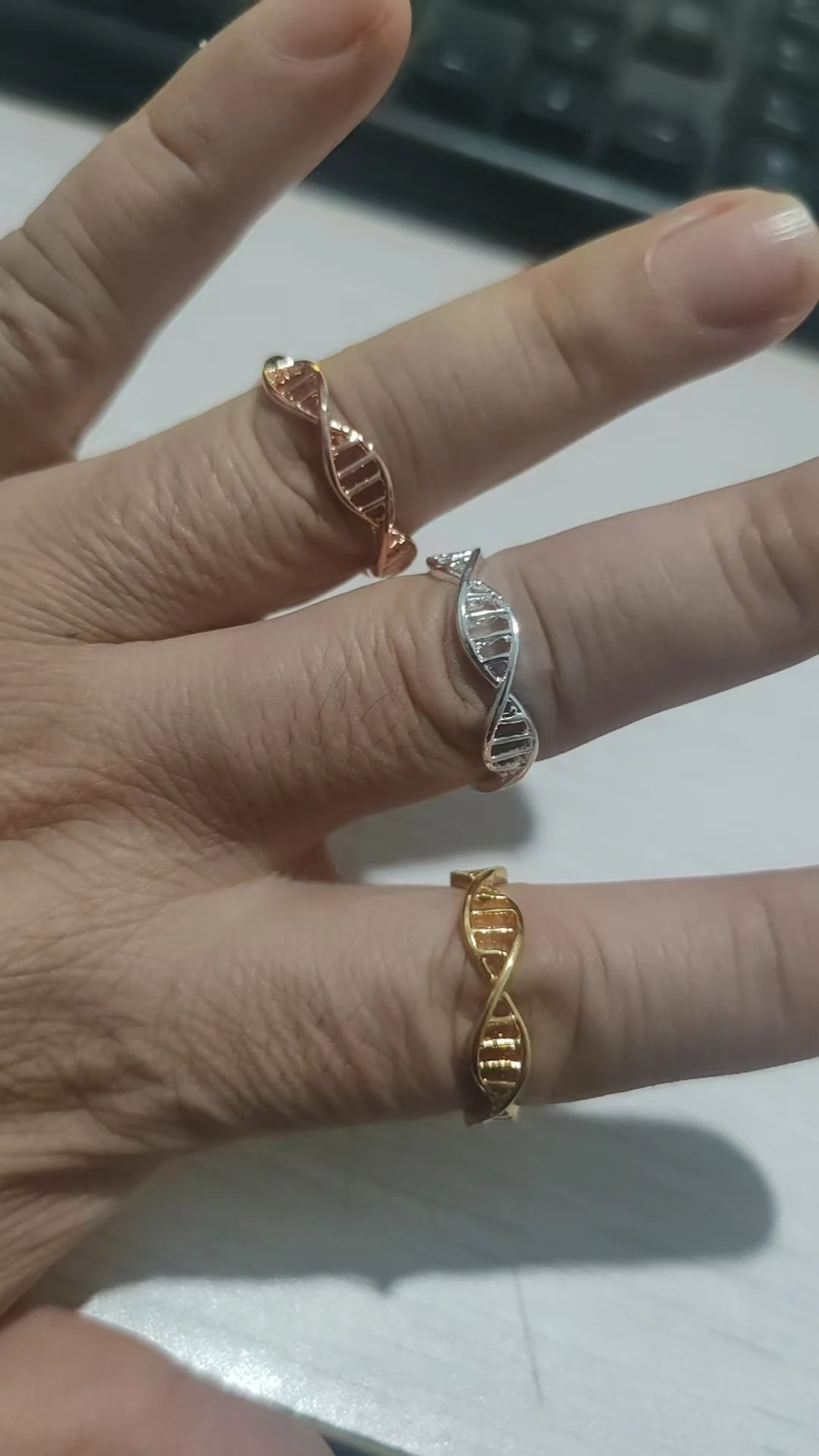 Anel de Molécula de Dupla Hélice de DNA em Ouro, Ouro Rosé e Prata com Design Minimalista para Joias de Moda