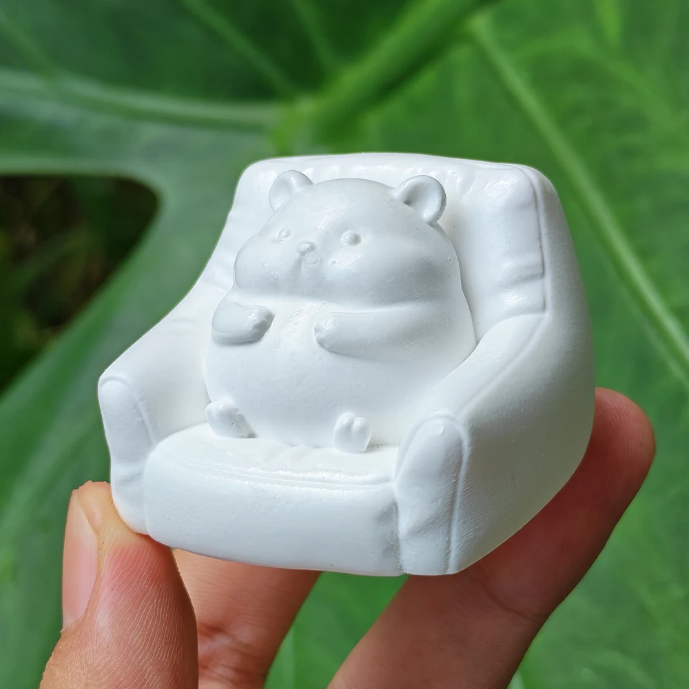 1.9 Inch Hamster Sculpture on a Sofa, Resin Material, Modern Style, Suitable for Office Decoration, Fireplace, Interior Decorations, Party Decorations, Birthday Gifts, Holiday Decorations, Back-to-School Gifts