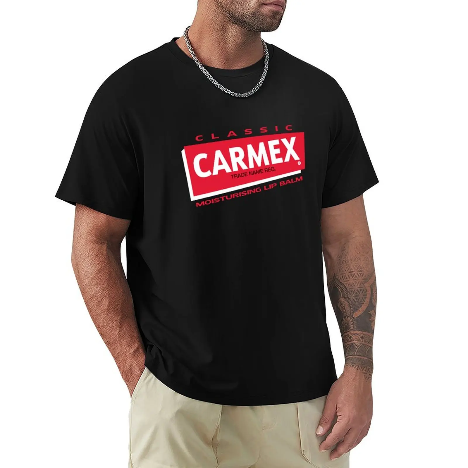 Camiseta Carmex Classic Lip Balm com logo em alta, tecido elástico e confortável.