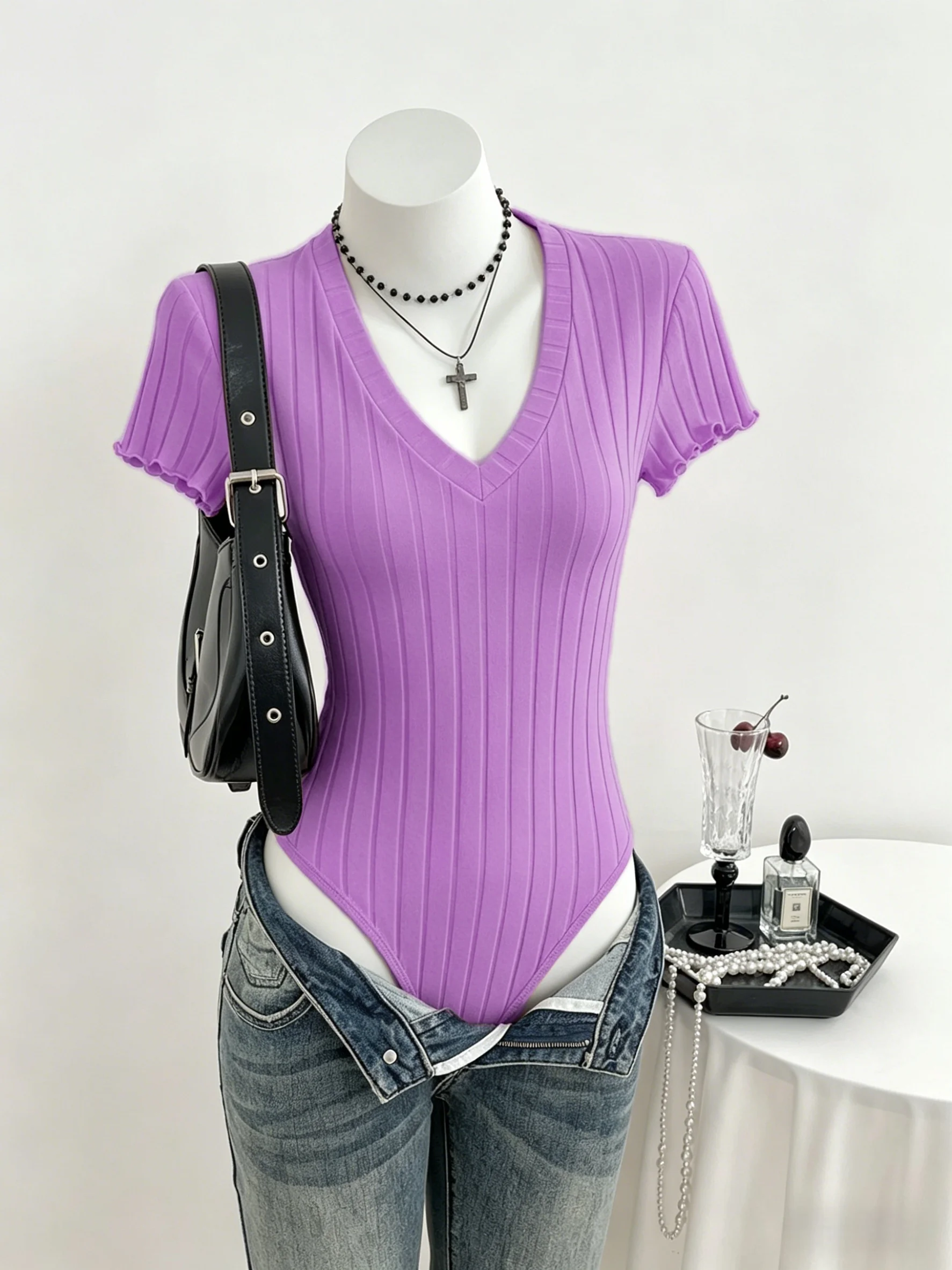 Damen gerippter V-Ausschnitt Kurzarm-Body mit Rüschenärmeln, schmal geschnittener, dehnbarer Strick-Jumpsuit, lässiger Mode-Top für Ausgehzwecke. – Detail 12