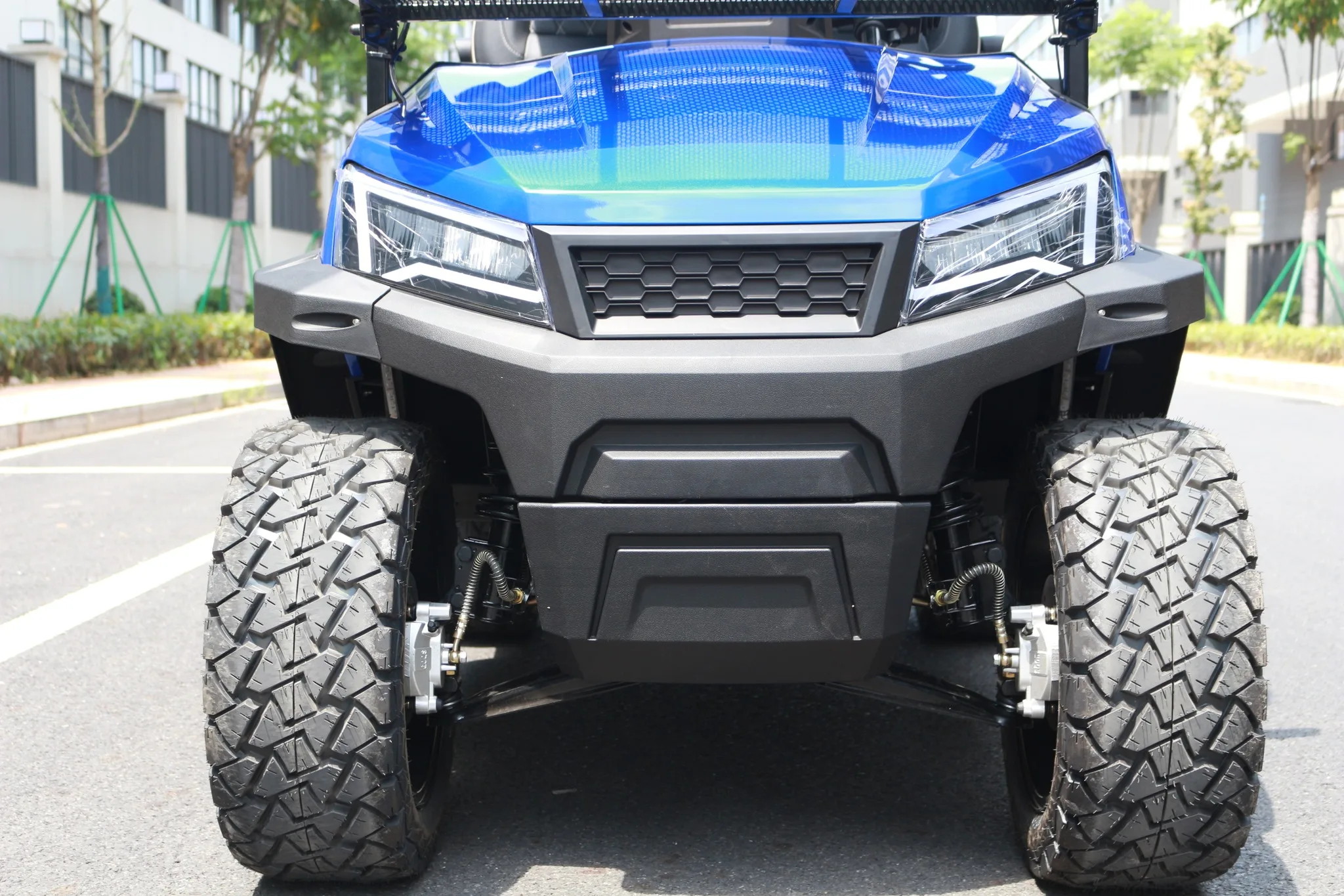 عربة جولف كهربائية ذات 4 مقاعد وبطارية ليثيوم للنادي من المصنع مباشرة للترفيه والترفيه