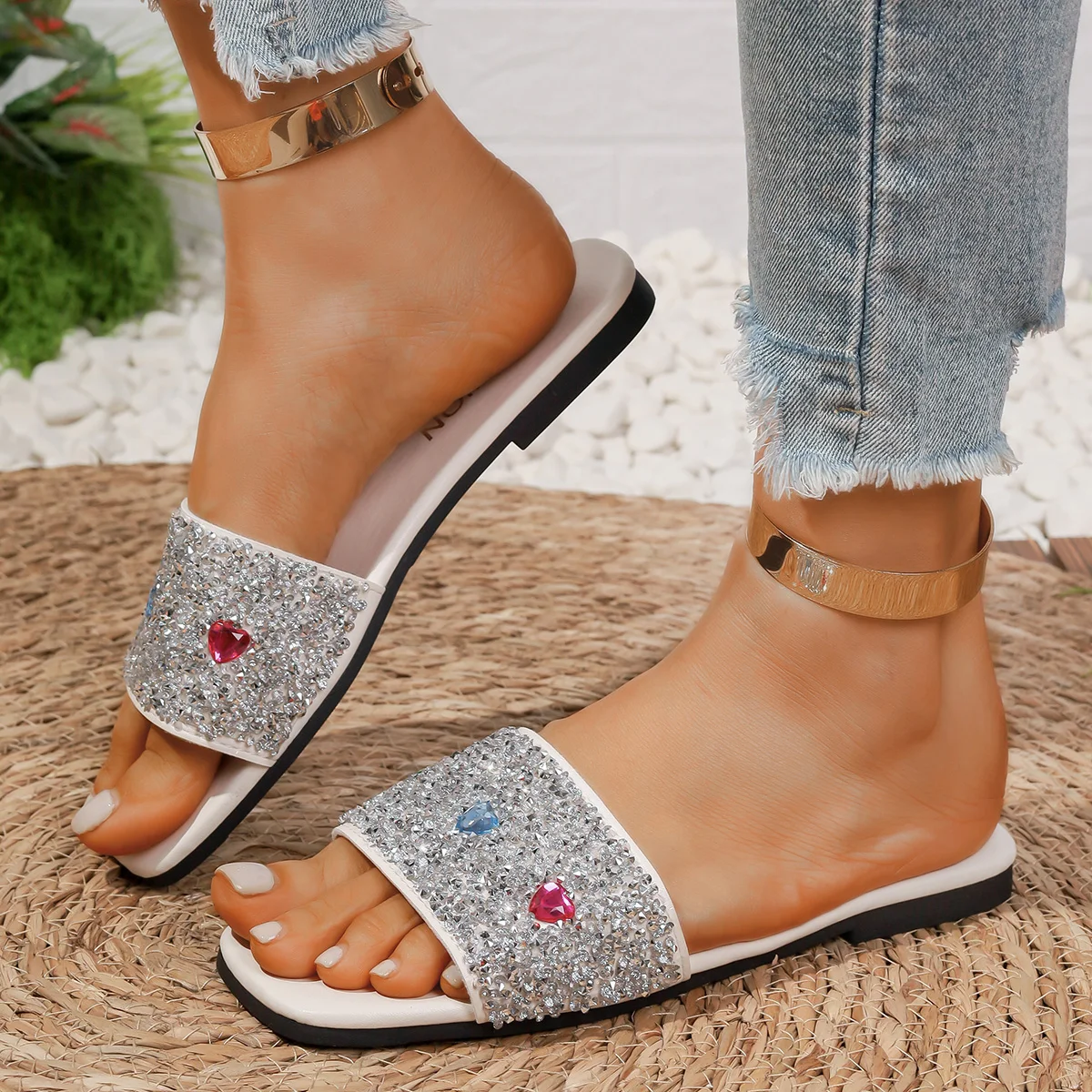 Zapatillas brillantes para mujer, sandalias con diamantes de imitación a la moda, ligeras, de talla grande, para verano, 2024