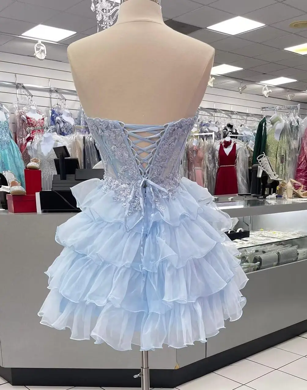 Robe de Cocktail courte en Tulle, élégante, en dentelle, sans bretelles, avec perles, à volants, dos nu