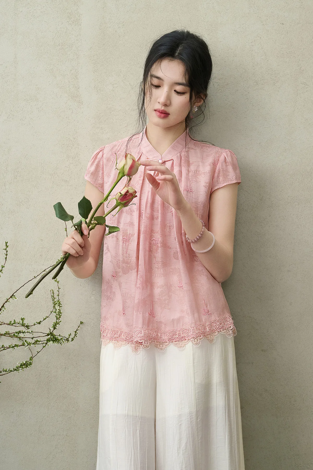 SENTUBILA Elegante Bestickte Jacquard-Chiffonbluse für Damen, Rosa, mit Gepinntem Plissee-Stehkragen und Spitzensaum, Locker Geschnittenes Hemd 162VF5004 – Detail 16