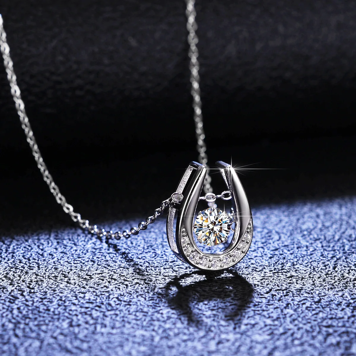 Platinum PT950 Moissanite Spirit Necklace Women's Horseshoe Beating Heart Pendant Collarbone Chain