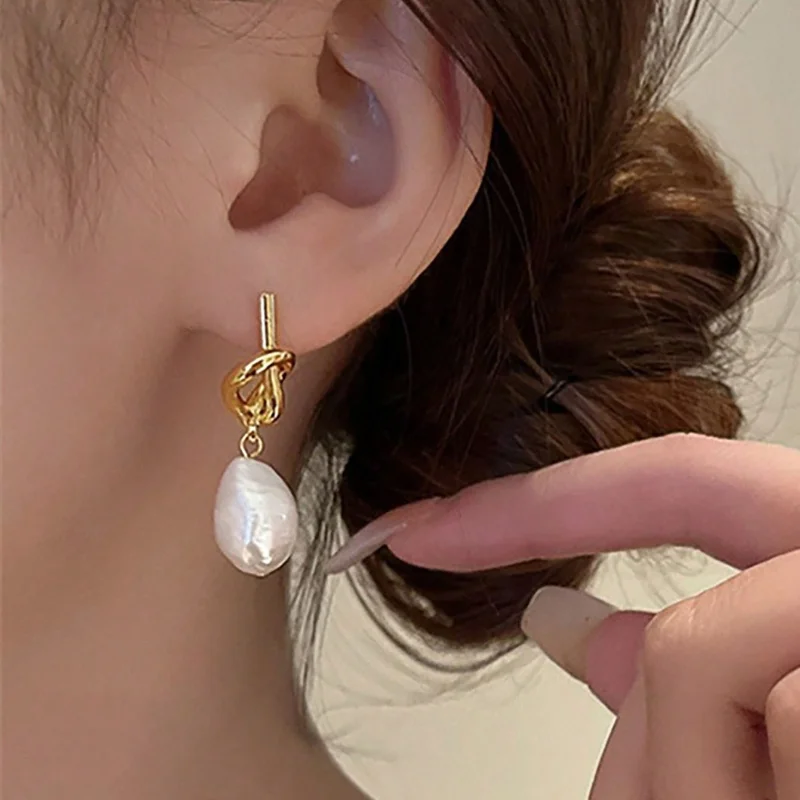 A pair of elegant retro artificial pearl earrings, women in daily life, weddings, banquets, and other occasions to wear