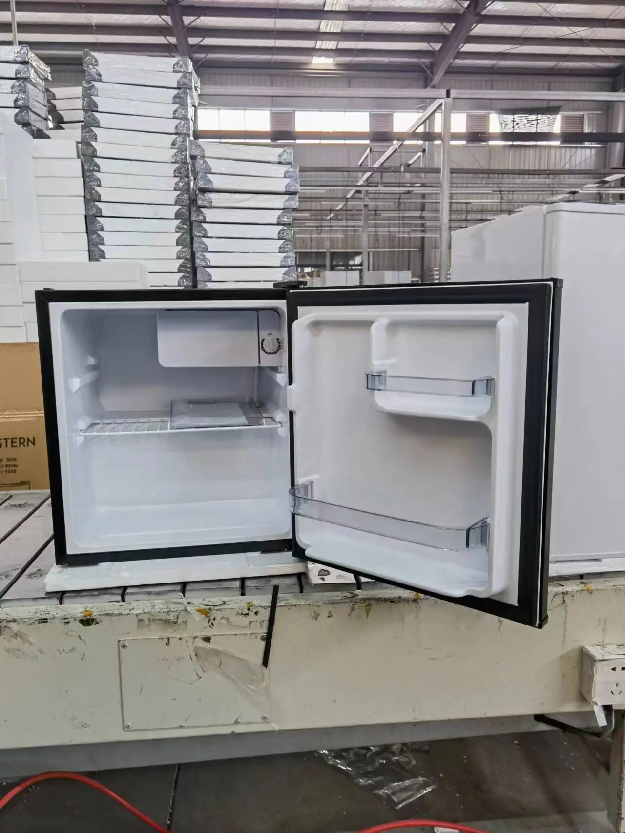 رائجة البيع 50L ضاغط الثلاجة الفريزر المحمولة ميني بار زجاج الباب فندق شقة وظيفة التبريد المدمجة الثلاجة المدمجة