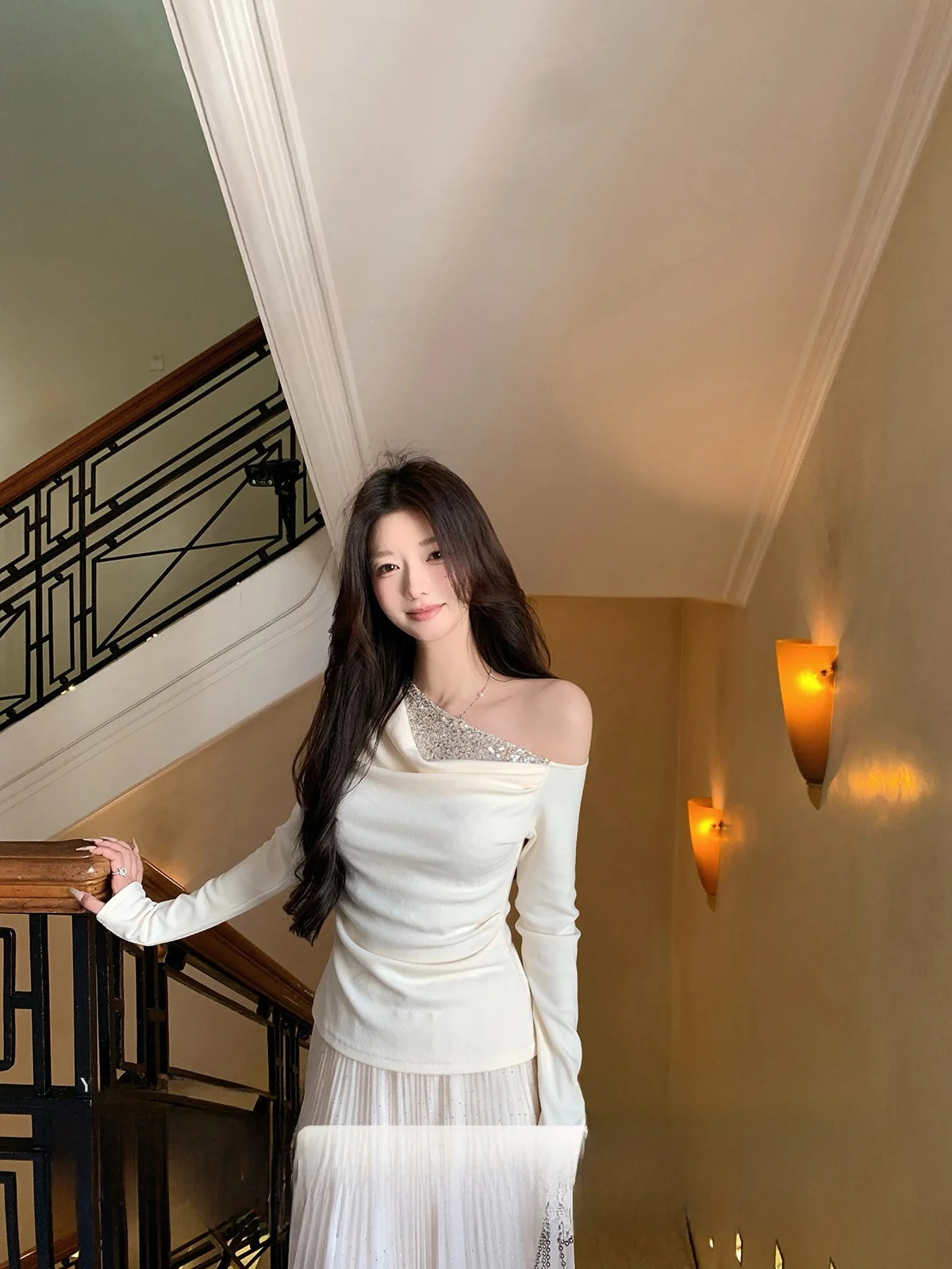 

Yoyozhang Zhang Yuyu Moonlight Starlight Apricot Knitwear Женский модный повседневный топ с асимметричным вырезом на плече и длинными рукавами