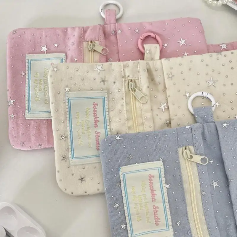 Weiche Aufbewahrungstasche aus Polyester mit glänzendem Sternmuster und Herzdekor, ideal zum Aufbewahren von Kopfhörern, Lippenstiften und kleinen Gegenständen für den täglichen Gebrauch. – Detail 4